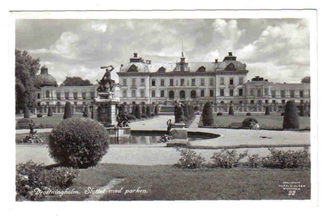 22   Drottningholm. Slottet med parken.